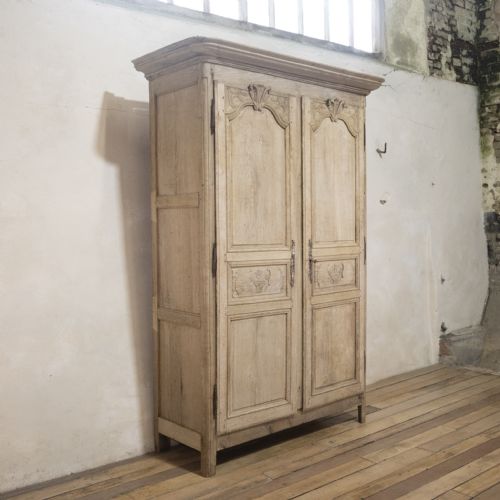 AN ELEGANT 19THCENTURY FRENCH OAK NORMANDY MARRIAGE ARMOIRE - ADDITIONAL PHOTO 2