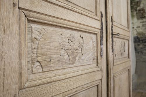 AN ELEGANT 19THCENTURY FRENCH OAK NORMANDY MARRIAGE ARMOIRE - ADDITIONAL PHOTO 3