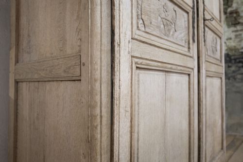 AN ELEGANT 19THCENTURY FRENCH OAK NORMANDY MARRIAGE ARMOIRE - ADDITIONAL PHOTO 4
