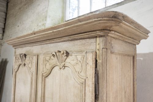 AN ELEGANT 19THCENTURY FRENCH OAK NORMANDY MARRIAGE ARMOIRE - ADDITIONAL PHOTO 5