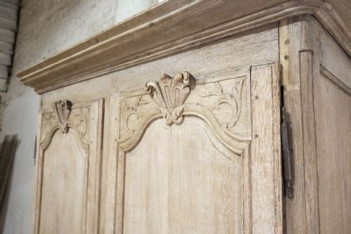 AN ELEGANT 19THCENTURY FRENCH OAK NORMANDY MARRIAGE ARMOIRE - ADDITIONAL PHOTO 7
