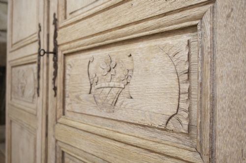 AN ELEGANT 19THCENTURY FRENCH OAK NORMANDY MARRIAGE ARMOIRE - ADDITIONAL PHOTO 9