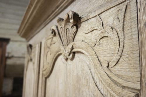 AN ELEGANT 19THCENTURY FRENCH OAK NORMANDY MARRIAGE ARMOIRE - ADDITIONAL PHOTO 11