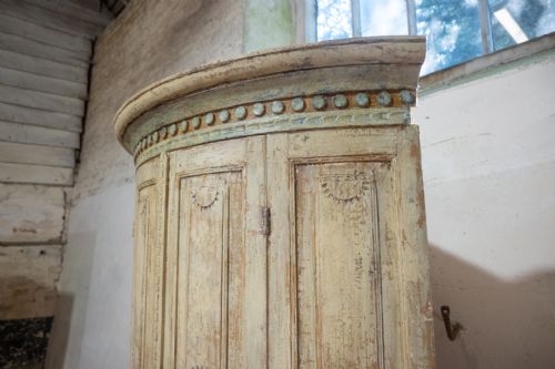 AN 18TH CENTURY DRY SCRAPED SWEDISH PAINTED GUSTAVIAN CORNER CUPBOARD CABINET - ADDITIONAL PHOTO 2