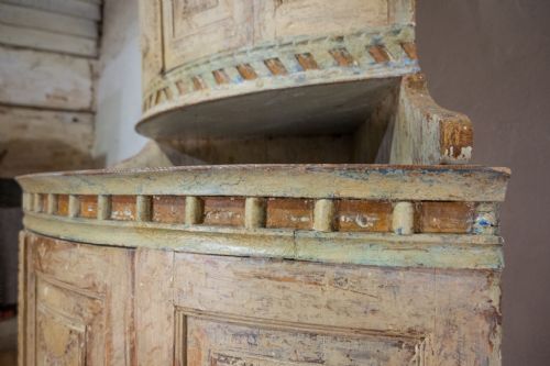 AN 18TH CENTURY DRY SCRAPED SWEDISH PAINTED GUSTAVIAN CORNER CUPBOARD CABINET - ADDITIONAL PHOTO 1