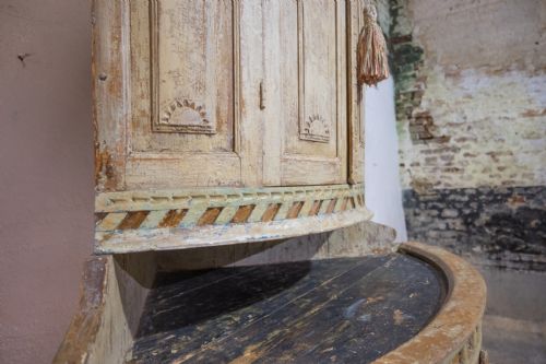 AN 18TH CENTURY DRY SCRAPED SWEDISH PAINTED GUSTAVIAN CORNER CUPBOARD CABINET - ADDITIONAL PHOTO 3