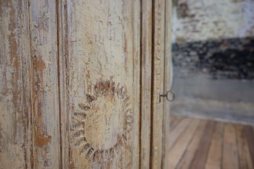 AN 18TH CENTURY DRY SCRAPED SWEDISH PAINTED GUSTAVIAN CORNER CUPBOARD CABINET - ADDITIONAL PHOTO 4