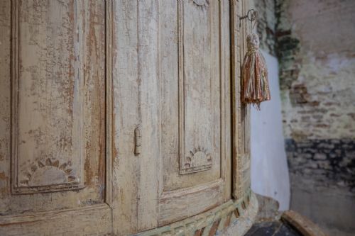 AN 18TH CENTURY DRY SCRAPED SWEDISH PAINTED GUSTAVIAN CORNER CUPBOARD CABINET - ADDITIONAL PHOTO 5