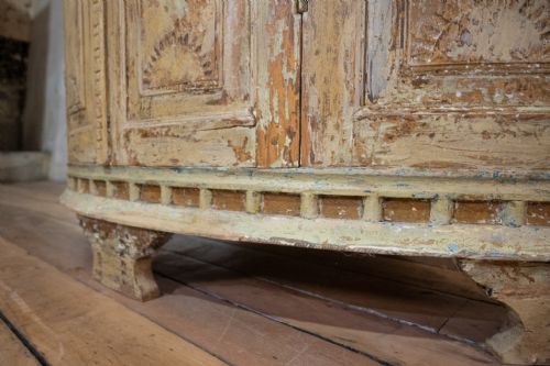 AN 18TH CENTURY DRY SCRAPED SWEDISH PAINTED GUSTAVIAN CORNER CUPBOARD CABINET - ADDITIONAL PHOTO 6