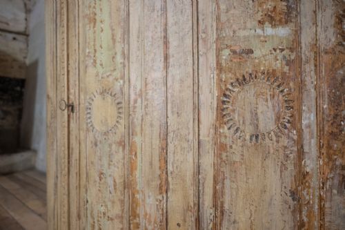 AN 18TH CENTURY DRY SCRAPED SWEDISH PAINTED GUSTAVIAN CORNER CUPBOARD CABINET - ADDITIONAL PHOTO 7