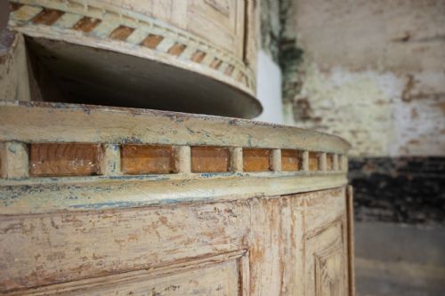 AN 18TH CENTURY DRY SCRAPED SWEDISH PAINTED GUSTAVIAN CORNER CUPBOARD CABINET - ADDITIONAL PHOTO 8
