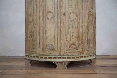 AN 18TH CENTURY DRY SCRAPED SWEDISH PAINTED GUSTAVIAN CORNER CUPBOARD CABINET - ADDITIONAL PHOTO 9