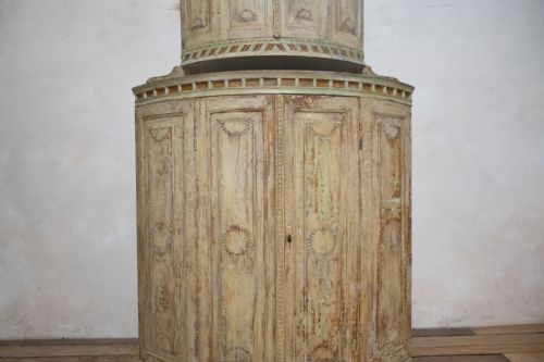AN 18TH CENTURY DRY SCRAPED SWEDISH PAINTED GUSTAVIAN CORNER CUPBOARD CABINET - ADDITIONAL PHOTO 10