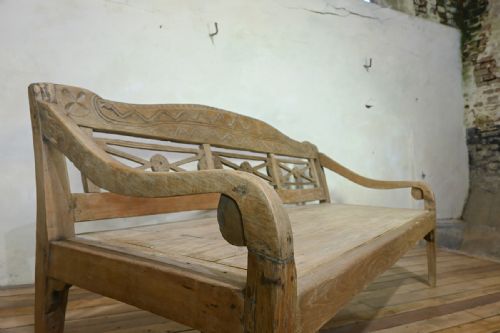 A LARGE 19TH CENTURY ANGLO INDIAN TEAK BENCH - ADDITIONAL PHOTO 3