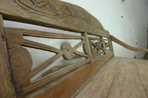 A LARGE 19TH CENTURY ANGLO INDIAN TEAK BENCH - ADDITIONAL PHOTO 4