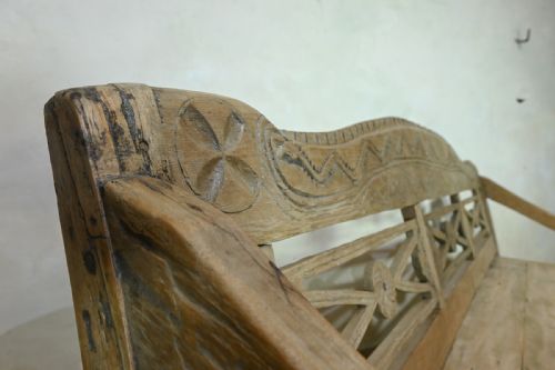 A LARGE 19TH CENTURY ANGLO INDIAN TEAK BENCH - ADDITIONAL PHOTO 5