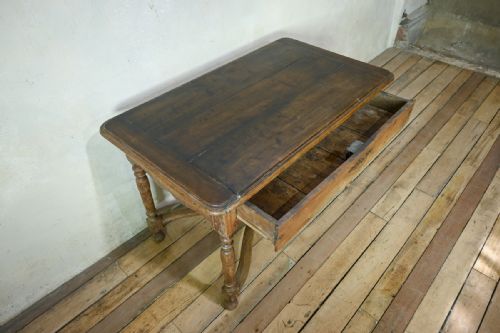 A FRENCH 19TH CENTURY CHESTNUT SINGLE DRAWER SIDE TABLE - ADDITIONAL PHOTO 9
