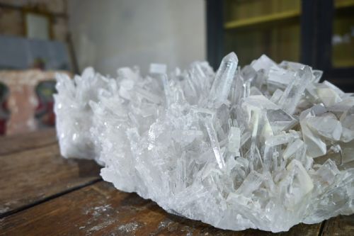 A VERY LARGE NEEDLE QUARTZ CRYSTAL CLUSTER GEOLOGICAL SPECIMEN - ADDITIONAL PHOTO 7