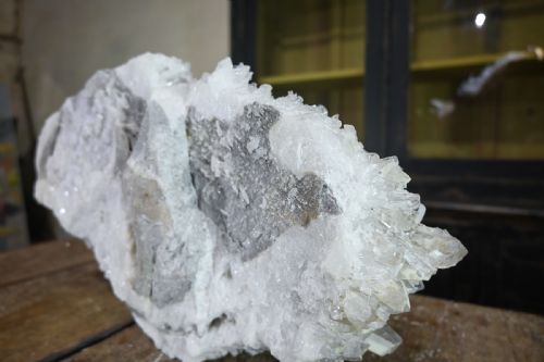 A VERY LARGE NEEDLE QUARTZ CRYSTAL CLUSTER GEOLOGICAL SPECIMEN - ADDITIONAL PHOTO 8