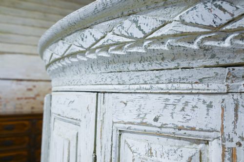 AN 18TH CENTURY SWEDISH GUSTAVIAN CORNER CUPBOARD - ADDITIONAL PHOTO 4