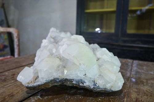 A LARGE CRYSTALLINE CLUSTER GEOLOGICAL SPECIMEN CALCITE AND QUARTZ CRYSTALLISE - ADDITIONAL PHOTO 1