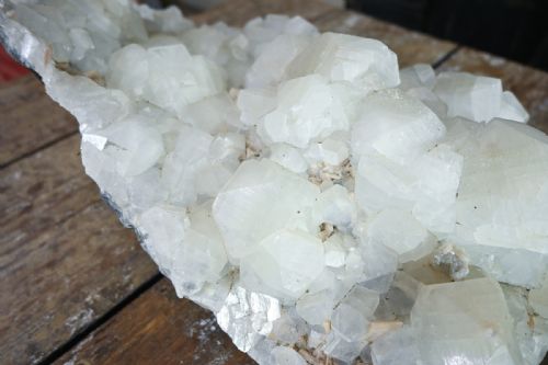 A LARGE CRYSTALLINE CLUSTER GEOLOGICAL SPECIMEN CALCITE AND QUARTZ CRYSTALLISE - ADDITIONAL PHOTO 4