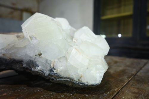 A LARGE CRYSTALLINE CLUSTER GEOLOGICAL SPECIMEN CALCITE AND QUARTZ CRYSTALLISE - ADDITIONAL PHOTO 5