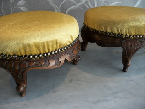 A PAIR OF SMALL ROUND VICTORIAN FOOTSTOOLS - ADDITIONAL PHOTO 1