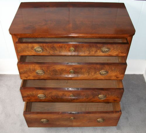 WALNUT CHEST OF DRAWERS OF SMALL PROPORTIONS - ADDITIONAL PHOTO 5