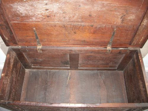 17TH CENTURY OAK COFFER OR CHEST - ADDITIONAL PHOTO 4