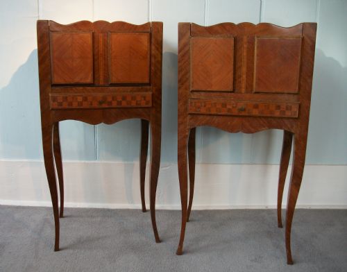 A PAIR OF FRENCH LOUIS XV STYLE MARQUETRY BEDSIDE CABINETS - ADDITIONAL PHOTO 1
