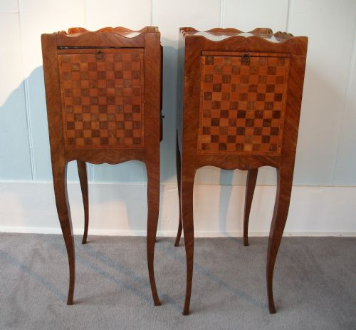 A PAIR OF FRENCH LOUIS XV STYLE MARQUETRY BEDSIDE CABINETS - ADDITIONAL PHOTO 2