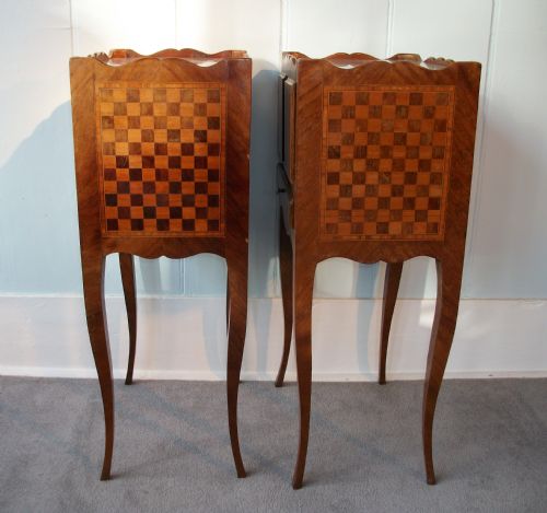 A PAIR OF FRENCH LOUIS XV STYLE MARQUETRY BEDSIDE CABINETS - ADDITIONAL PHOTO 3