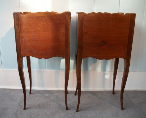 A PAIR OF FRENCH LOUIS XV STYLE MARQUETRY BEDSIDE CABINETS - ADDITIONAL PHOTO 4
