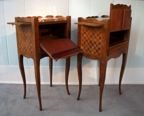 A PAIR OF FRENCH LOUIS XV STYLE MARQUETRY BEDSIDE CABINETS - ADDITIONAL PHOTO 5