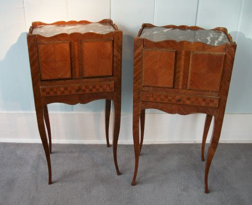 A PAIR OF FRENCH LOUIS XV STYLE MARQUETRY BEDSIDE CABINETS - ADDITIONAL PHOTO 6