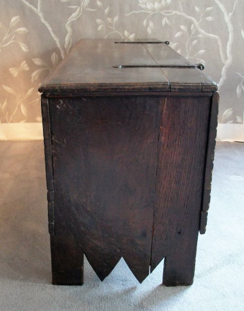 ENGLISH 17TH CENTURY SWORD OR RAPIER CHEST - ADDITIONAL PHOTO 3