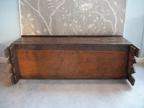 ENGLISH 17TH CENTURY SWORD OR RAPIER CHEST - ADDITIONAL PHOTO 4