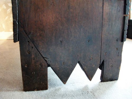 ENGLISH 17TH CENTURY SWORD OR RAPIER CHEST - ADDITIONAL PHOTO 8