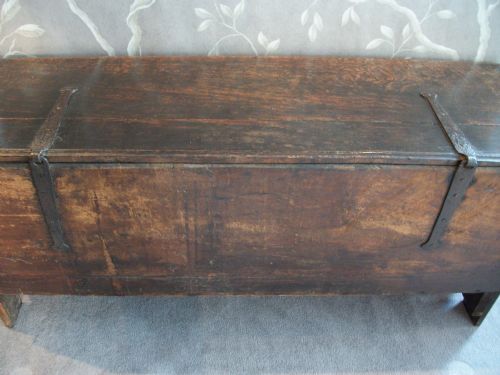 ENGLISH 17TH CENTURY SWORD OR RAPIER CHEST - ADDITIONAL PHOTO 12