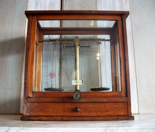 A SET OF BRASS JEWELLERS SCALES CIRCA 1900' - ADDITIONAL PHOTO 3
