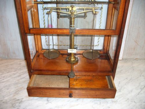 A SET OF BRASS JEWELLERS SCALES CIRCA 1900' - ADDITIONAL PHOTO 4