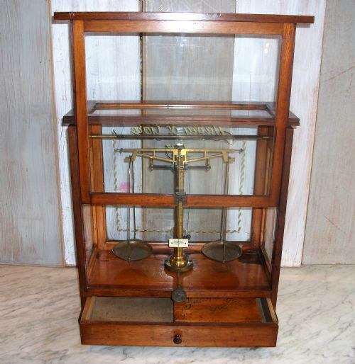 A SET OF BRASS JEWELLERS SCALES CIRCA 1900' - ADDITIONAL PHOTO 5