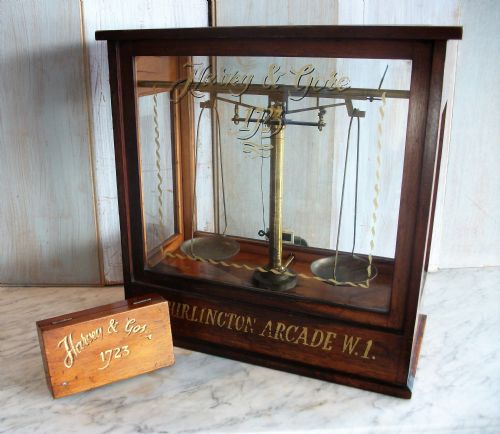 A SET OF BRASS JEWELLERS SCALES CIRCA 1900' - ADDITIONAL PHOTO 7