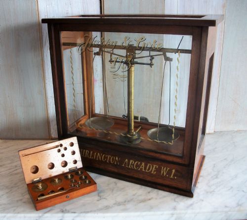 A SET OF BRASS JEWELLERS SCALES CIRCA 1900' - ADDITIONAL PHOTO 8