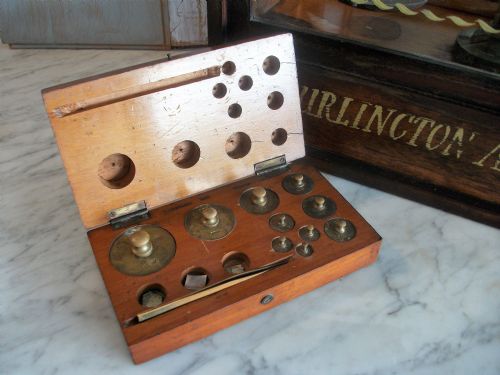 A SET OF BRASS JEWELLERS SCALES CIRCA 1900' - ADDITIONAL PHOTO 9