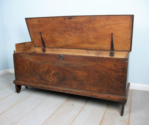 A C17TH ELM SIX PLANK COFFER - ADDITIONAL PHOTO 4