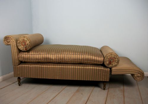 A VERY DECORATIVE WINDOW SEAT SETTEE - ADDITIONAL PHOTO 1