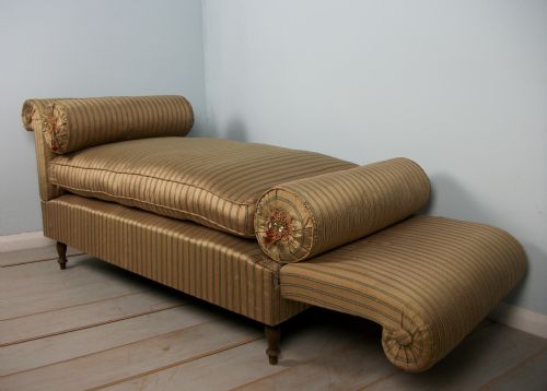 A VERY DECORATIVE WINDOW SEAT SETTEE - ADDITIONAL PHOTO 2
