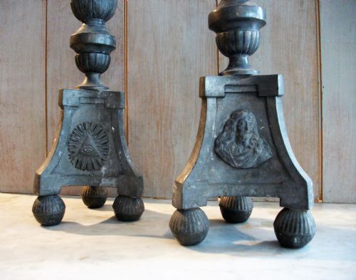 A PAIR OF PEWTER TALL CANDLESTICKS - ADDITIONAL PHOTO 1